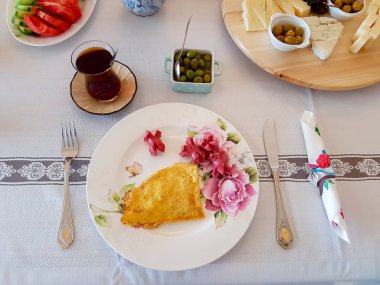 Lezzetli kahvaltı ve tabakta omlet