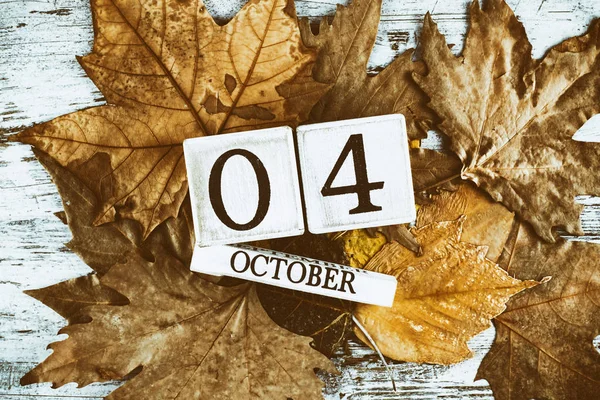 Wooden Calendar Autumn Leaves Background Date October — Stock Photo, Image