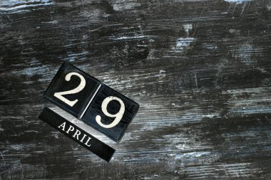 29 Nisan tarihli ahşap takvim.