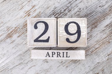 29 Nisan tarihli ahşap takvim.