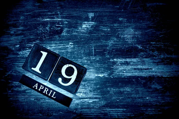 4 月 19 日カレンダー — ストック写真