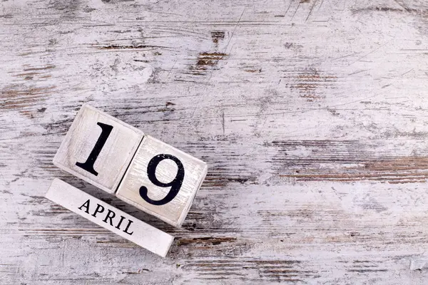 4 月 19 日カレンダー — ストック写真