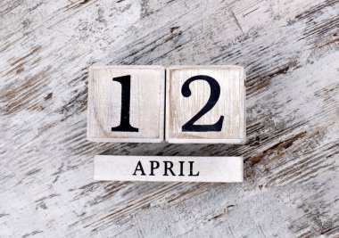12 Nisan tarihli ahşap takvim