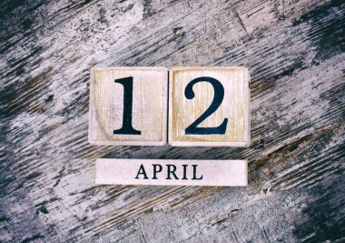 12 Nisan tarihli ahşap takvim