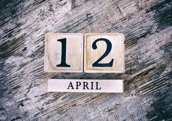 木のカレンダー日付4月12日 — ストック写真