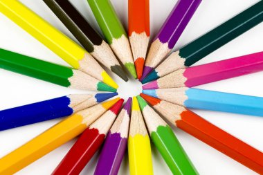 Beyaz arka plan üzerinde renkli kalemler