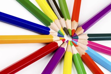 Beyaz arka plan üzerinde renkli kalemler