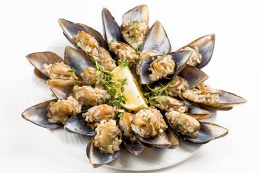 Limonlu taze istiridye ve beyaz arka planda sarımsak.