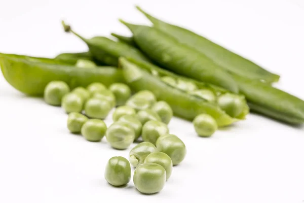 白い背景の上のエンドウ豆野菜 — ストック写真