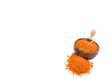 Beyaz arka plandaki kasede kırmızı mercimek.