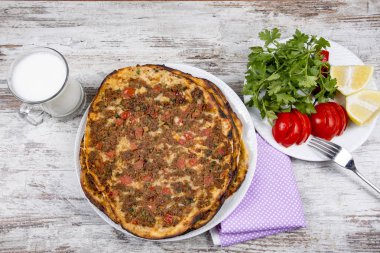 Geleneksel Türk yemekleri; Lahmacun