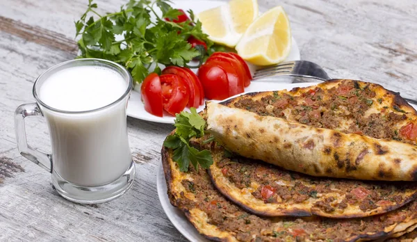Traditional Turkish Foods Lahmacun — Stock Photo, Image