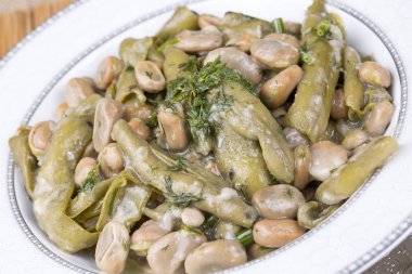 Türk yemekleri; zeytin yağı ile geniş fasulye (bakla)