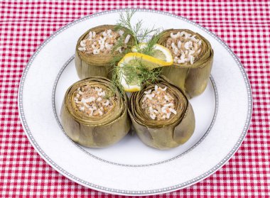 Türk yemekleri; Enginar dolması (karidesli dolma)