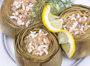 Türk yemekleri; Enginar dolması (karidesli dolma)