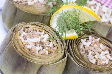 Türk yemekleri; Enginar dolması (karidesli dolma)