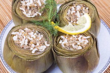 Türk yemekleri; Enginar dolması (karidesli dolma)