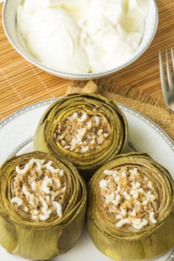 Türk yemekleri; Enginar dolması (karidesli dolma)