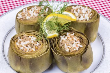 Türk yemekleri; Enginar dolması (karidesli dolma)