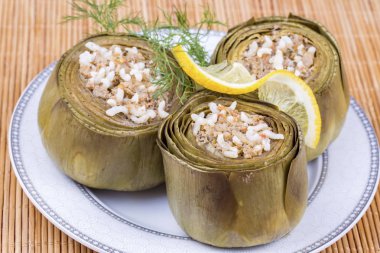 Türk yemekleri; Enginar dolması (karidesli dolma)