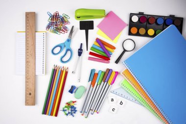 Okul donanımları, beyaz arka plan üzerinde ileti örneği