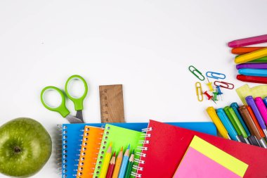 Okul donanımları, beyaz arka plan üzerinde ileti örneği