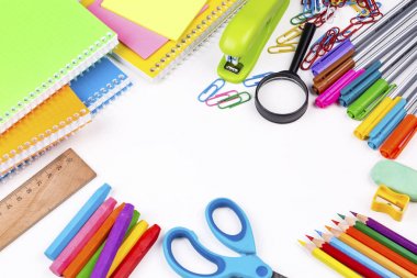 Okul donanımları, beyaz arka plan üzerinde ileti örneği