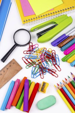 Okul donanımları, beyaz arka plan üzerinde ileti örneği