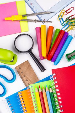 Okul donanımları, beyaz arka plan üzerinde ileti örneği