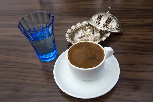 Taza Café Vaso Agua Una Mesa Madera — Foto de Stock