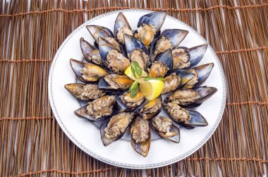 Limonlu ve sarımsaklı taze istiridye.