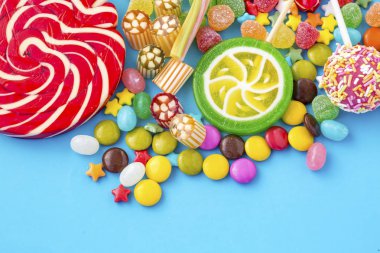 Çeşitli renkli şekerler, yakın görünüm