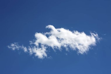 Mavi gökyüzünde kabarık bulutlar