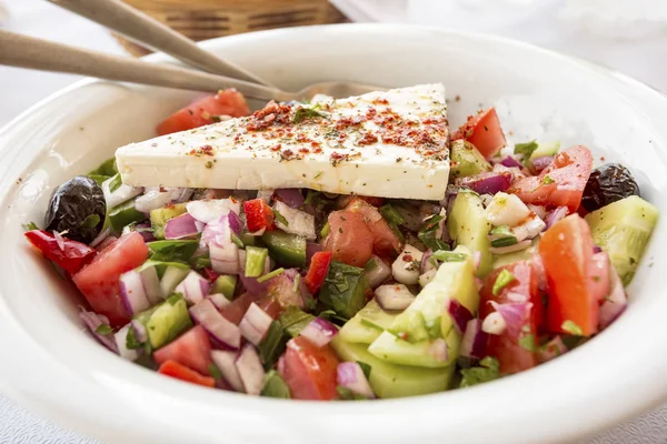 Görög Saláta Feta Sajttal Zöldséggel — Stock Fotó