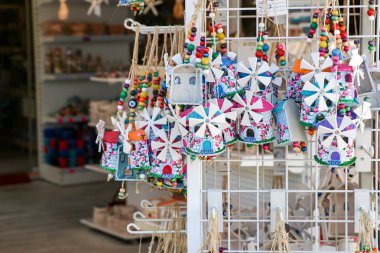 Hindi pazarındaki yel değirmenlerinin heykelleri.