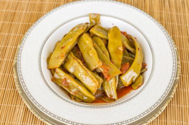 Kavanozda soslu yeşil fasulye, yakın çekim manzaralı.