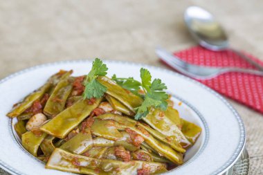 Kavanozda soslu yeşil fasulye, yakın çekim manzaralı.