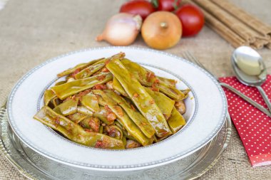 Kavanozda soslu yeşil fasulye, yakın çekim manzaralı.