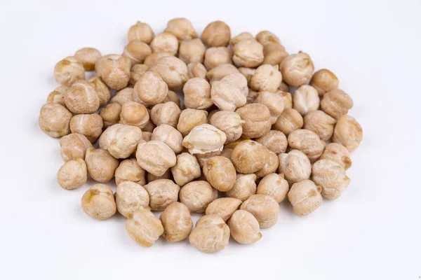 白い背景の上にヒヨコ豆 — ストック写真