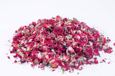 Beyaz arka planda izole edilmiş kurumuş gül yığını..