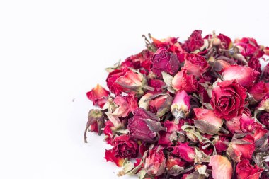 Beyaz arka planda izole edilmiş kurumuş gül yığını..