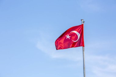 Mavi gökyüzü arka planında Türk bayrağı