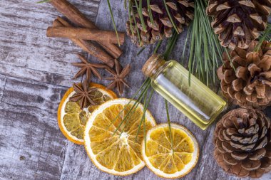 Yıldız anasonlu, tarçınlı, kozalaklı ve çam kozalaklı temel yağ