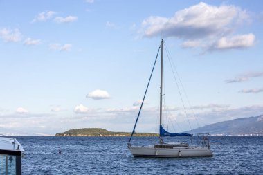 Denizde yelkenli teknesi