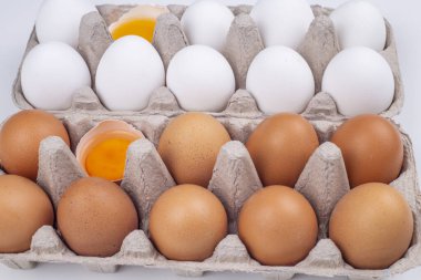 bir karton kutu içinde yumurta