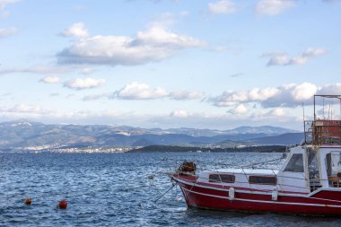Kırmızı boa ile güzel deniz manzarası, seyahat konsepti