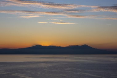 Denizin üzerinde güzel bir gün batımı