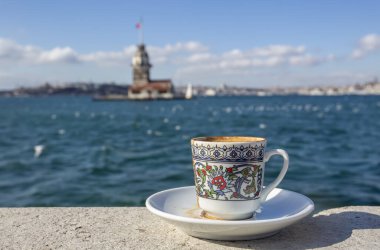 Arkadaki Türk kahvesi Bakire Kulesi (Kiz Kulesi), İstanbul, Türkiye
