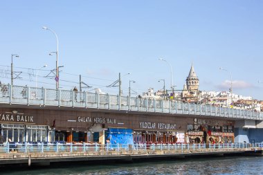 İstanbul, Türkiye - 18 Şubat 2020: Balıkçılar Galata Köprüsü 'nde balık avlıyorlar. İstanbul, Türkiye 'de Altın Boynuz
