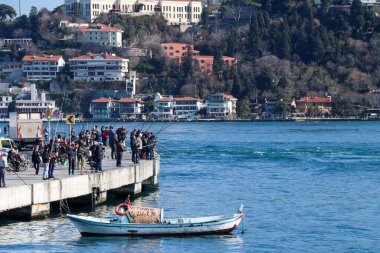 İstanbul, Türkiye - 16 Şubat 2020: Arnavutköy Sahili, Eski Ev ve Tekneler Halkı